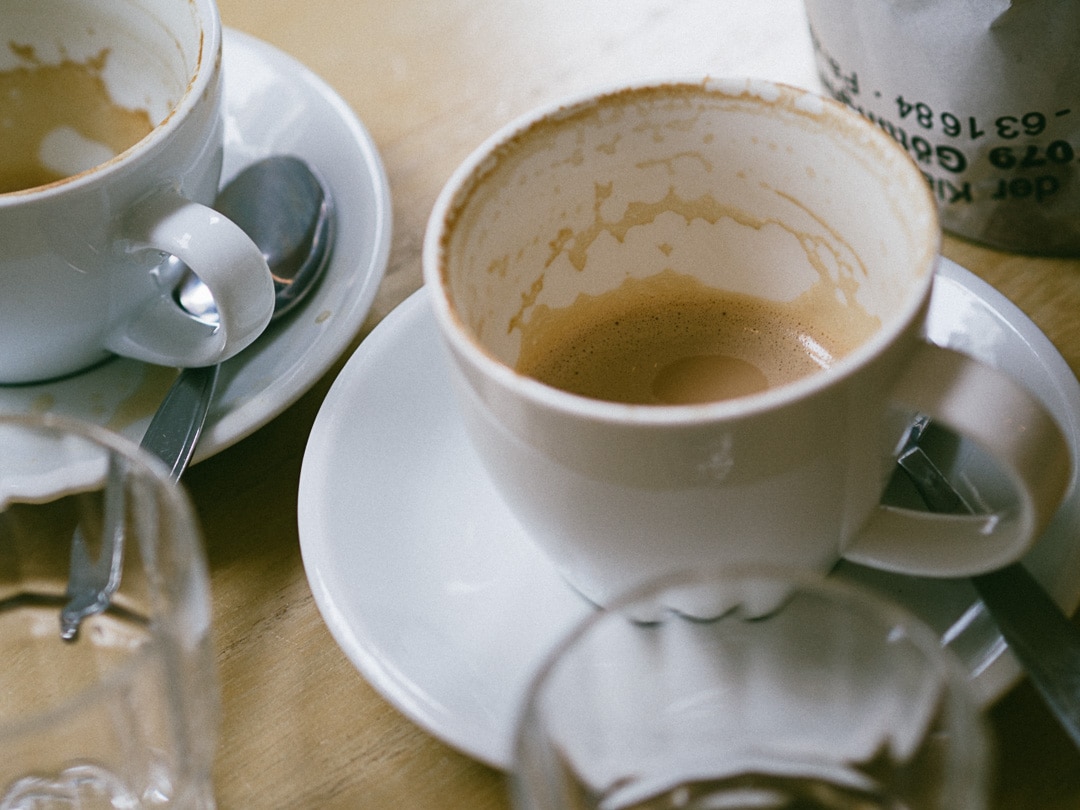 Zwei leere Kaffeetasse, die zum Creative Writing anregen